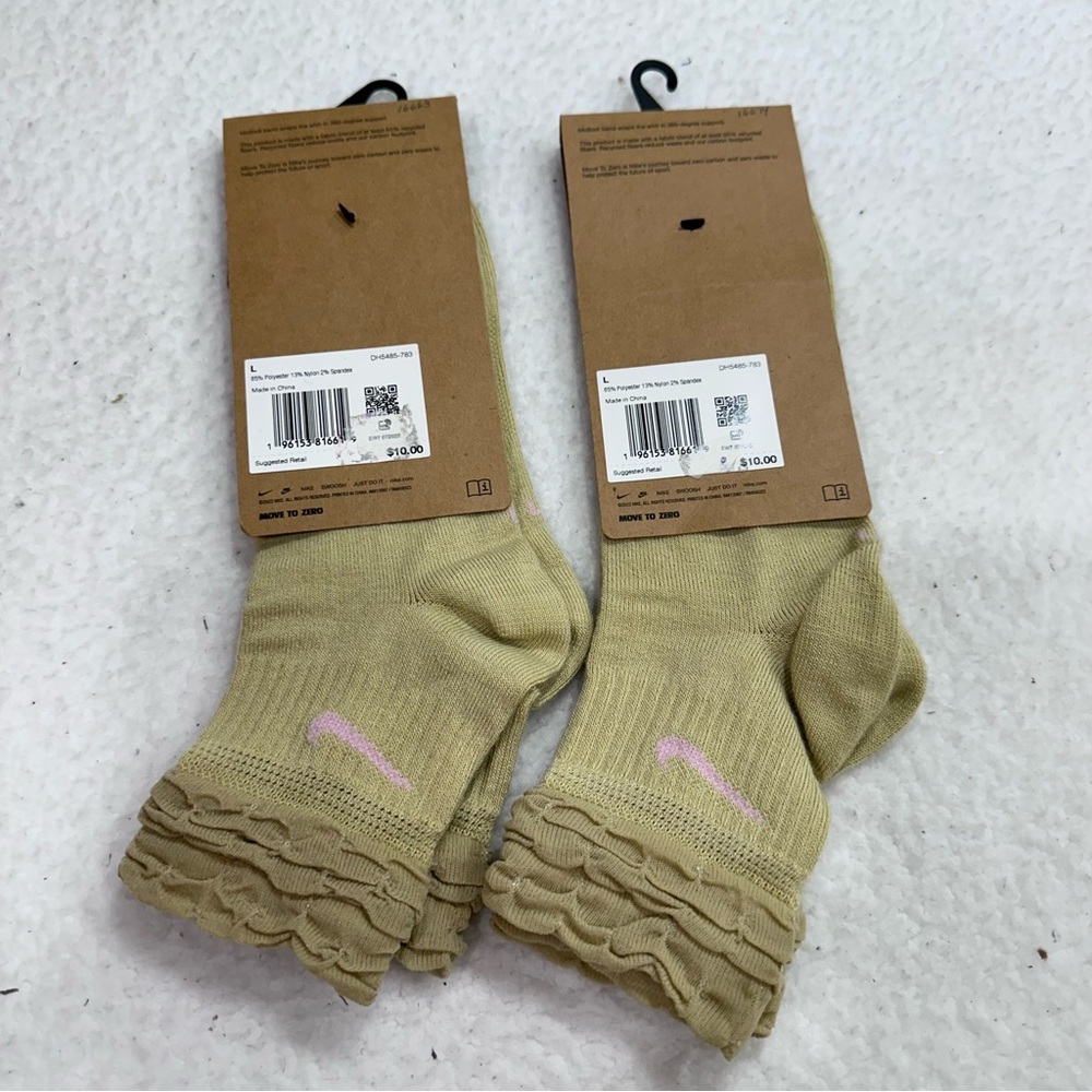Women’s Nike Ruffle Socks - Picture 4 of 8